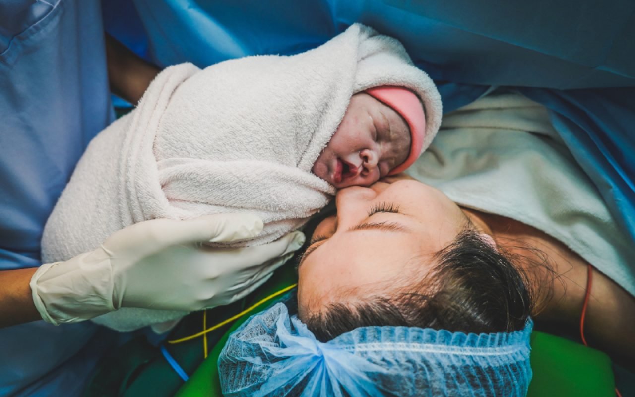 mommy-and-baby-newborn-in-the-cesarean-section-2023-11-27-05-16-39-utc