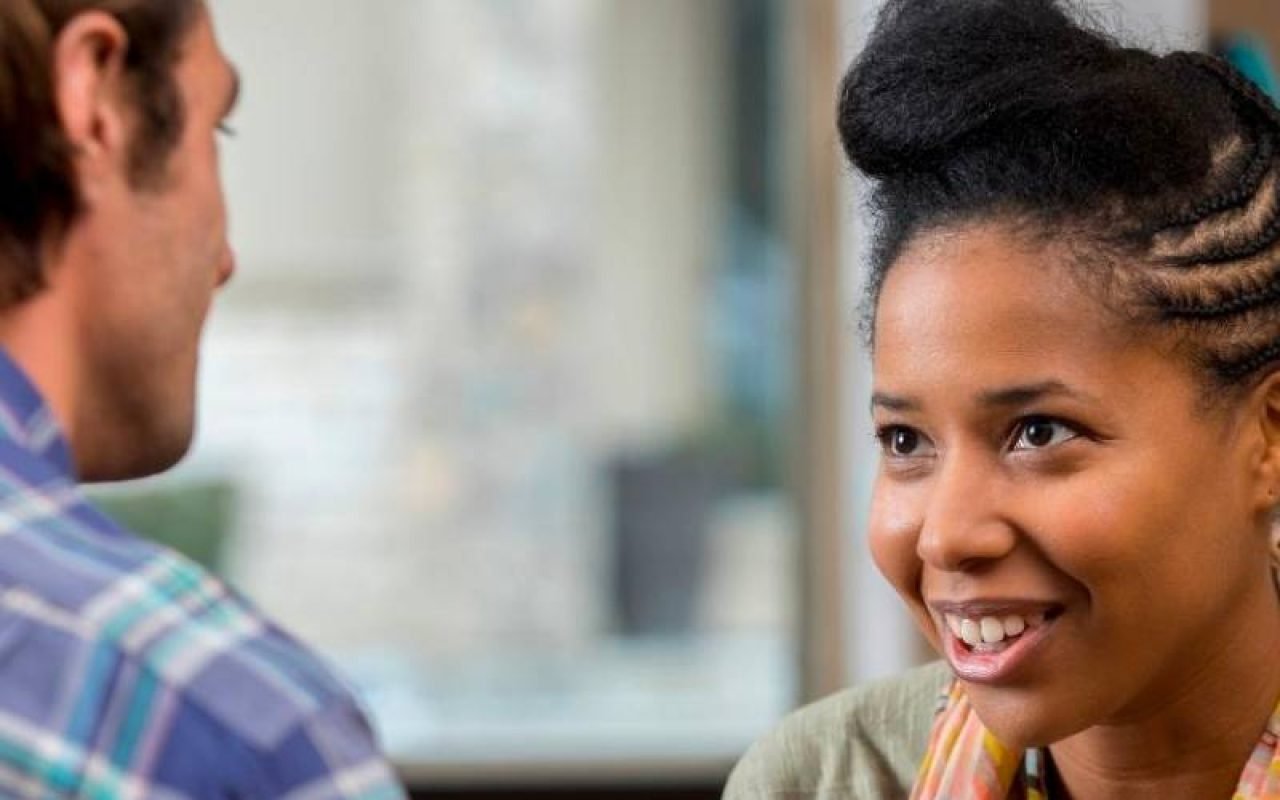 mulher-rindo-conversando-com-homem